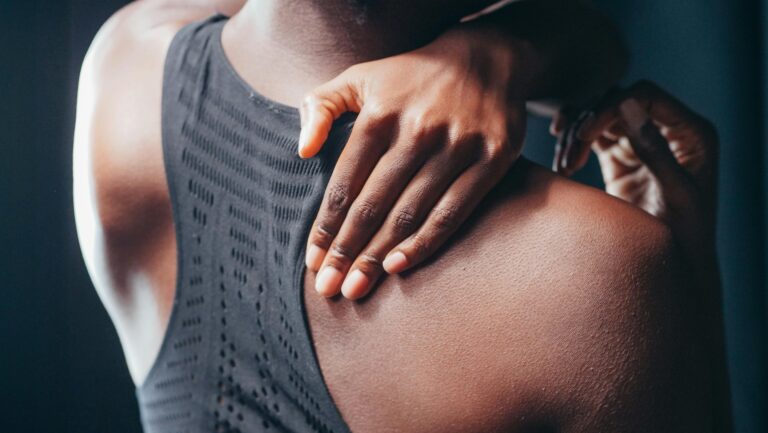 Descubre cómo cuidar tus articulaciones de forma natural: Consejos de expertos.